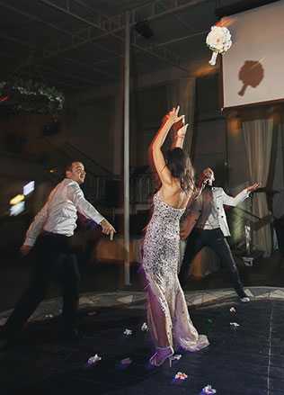 белоснежная свадьба, невеста бросает букет