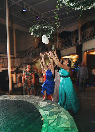 белоснежная свадьба, аневеста бросает букет