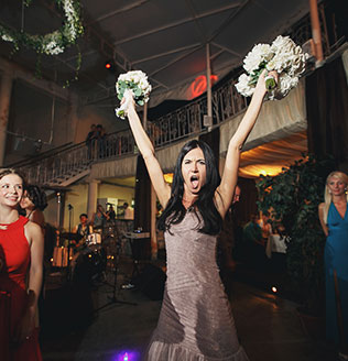 белоснежная свадьба, невеста бросает букет