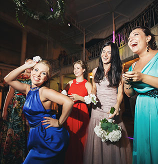 белоснежная свадьба, невеста бросает букет