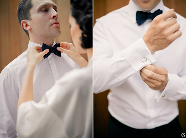 Жених одевает бабочку