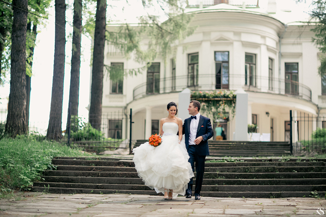 Жених и невеста гуляют