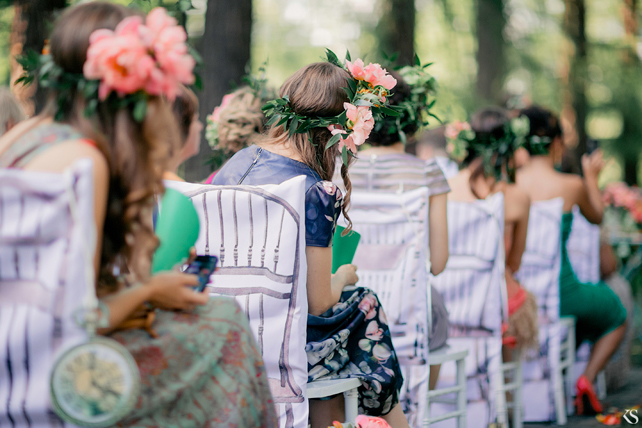 Гости на церемонии, венки на голове