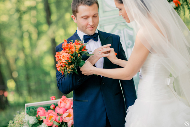 Невеста одевает кольцо