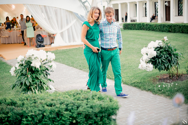 Молодая пара на свадьбе