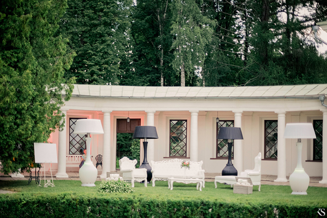 Светильники и диваны на свадьбе