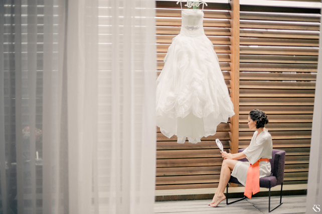 Платье и невеста, невеста смотрится в зеркало