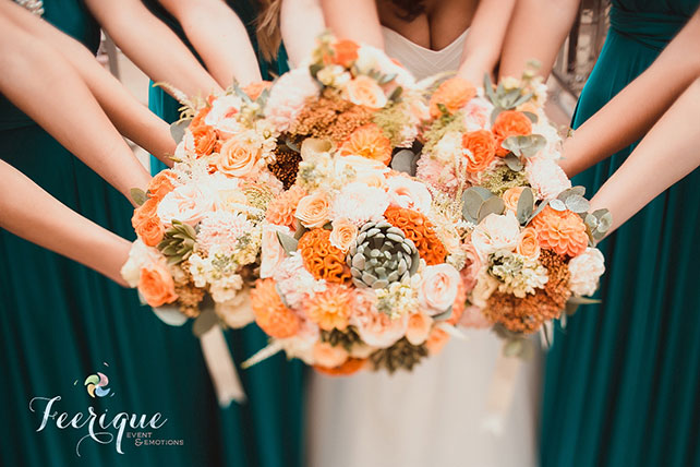 Бирюзово-персиковая свадьба с ключиками, букеты подружек невесты