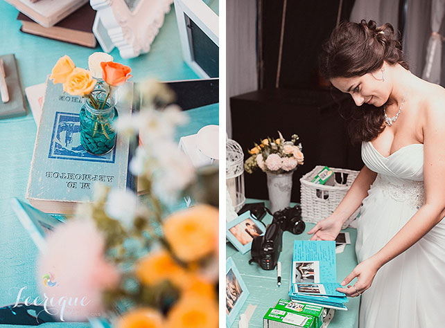Бирюзово-персиковая свадьба с ключиками, невеста читает пожелания из книги пожеланий