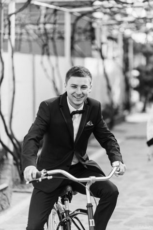 Бирюзовая свадьба Юрия и Александры, жених на велосипеде