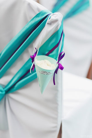 Бирюзовая свадьба Юрия и Александры, кульки с лепестками