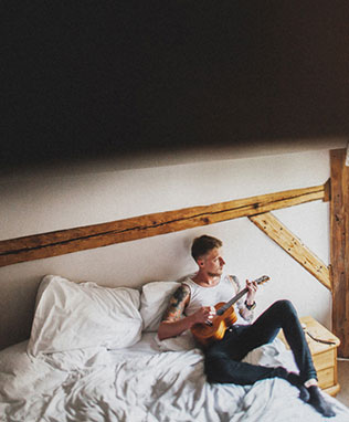 свадьба в стиле бохо во французских Альпах, утро жениха