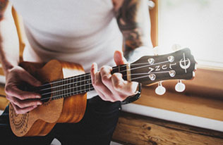 свадьба в стиле бохо во французских Альпах, утро жениха