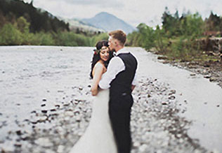 свадьба в стиле бохо во французских Альпах, жених и невеста