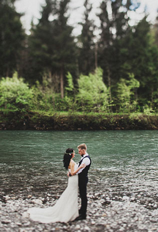 свадьба в стиле бохо во французских Альпах, жених и невеста
