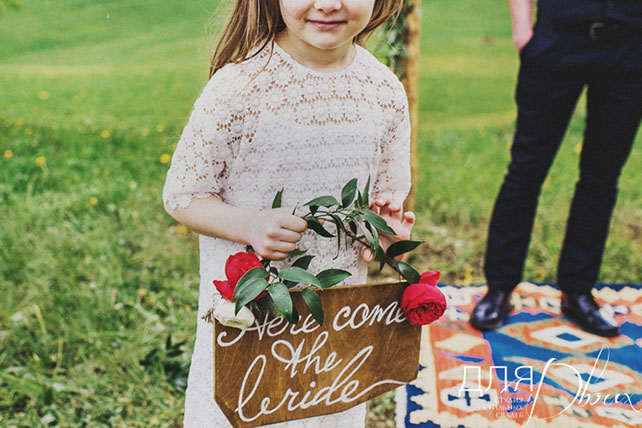 свадьба в стиле бохо во французских Альпах, цветочная девочка