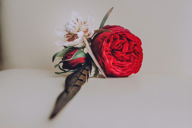 Дыхание бохо в цвете марсала, бутоньерка жениха