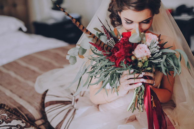 Дыхание бохо в цвете марсала, невеста с букетом