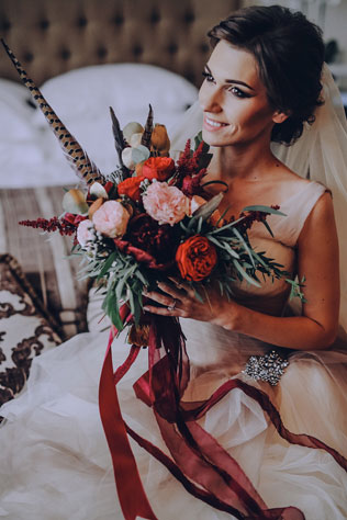 Дыхание бохо в цвете марсала, невеста с букетом