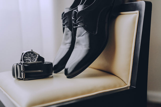 Дыхание бохо в цвете марсала, туфли и ремень жениха 