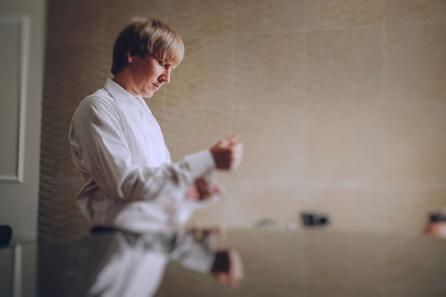 Дыхание бохо в цвете марсала, утро жениха