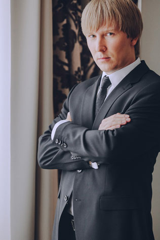 Дыхание бохо в цвете марсала, образ жениха