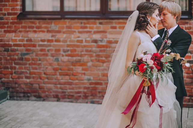 Дыхание бохо в цвете марсала, жених и невеста у кирпичной стены 
