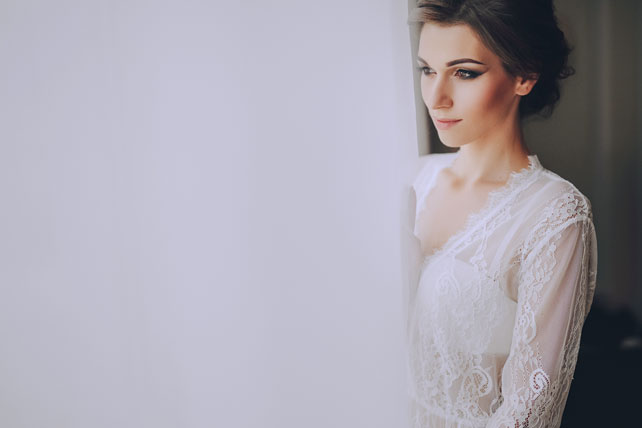 Дыхание бохо в цвете марсала, невеста у окна