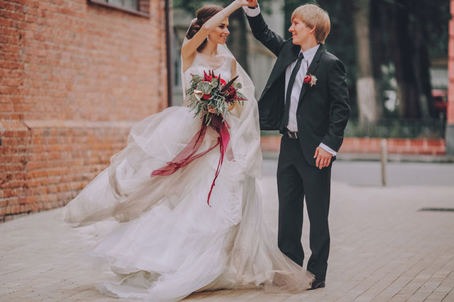 Дыхание бохо в цвете марсала, жених и невеста у кирпичной стены