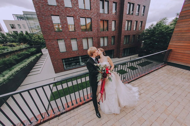 Дыхание бохо в цвете марсала, жених и невеста на балконе