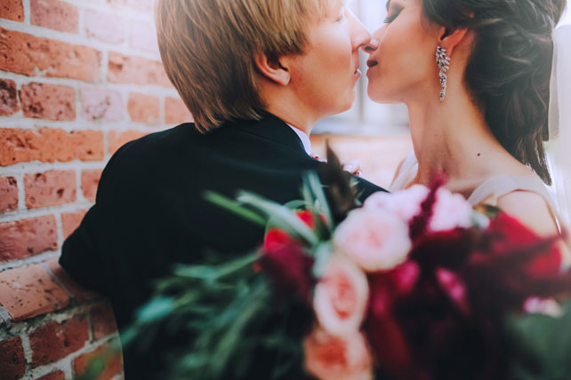 Дыхание бохо в цвете марсала, поцелуй жениха и невесты