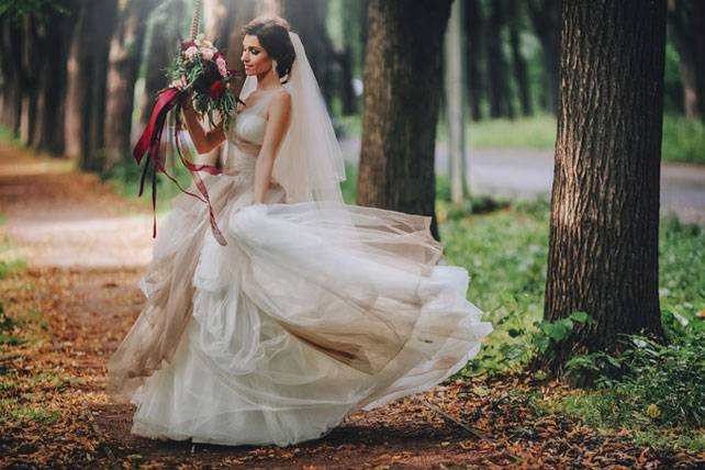 Дыхание бохо в цвете марсала, невеста в парке