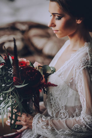 Дыхание бохо в цвете марсала, невеста с букетом