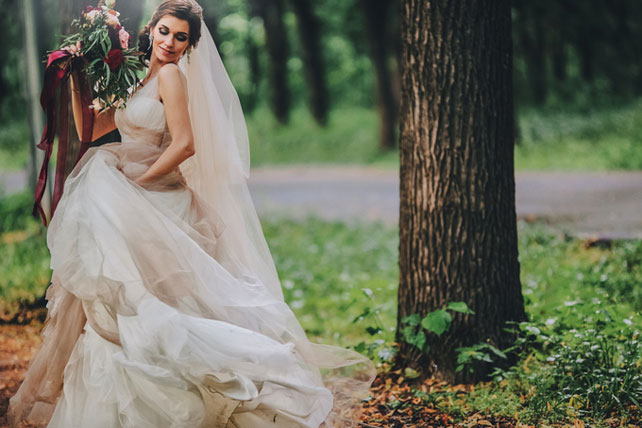 Дыхание бохо в цвете марсала, невеста в парке