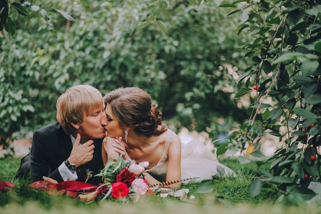 Дыхание бохо в цвете марсала, жених и невеста в парке