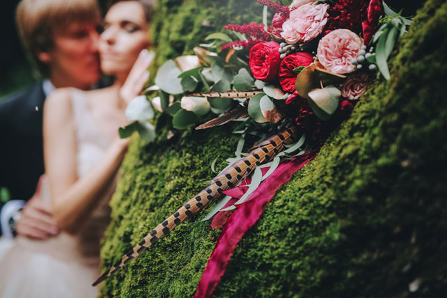 Дыхание бохо в цвете марсала, жених и невеста в парке