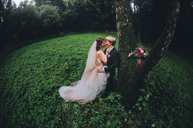 Дыхание бохо в цвете марсала, жених и невеста в парке