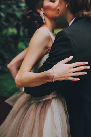 Дыхание бохо в цвете марсала, поцелуй жениха и невесты 