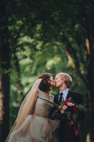 Дыхание бохо в цвете марсала, поцелуй жениха и невесты 