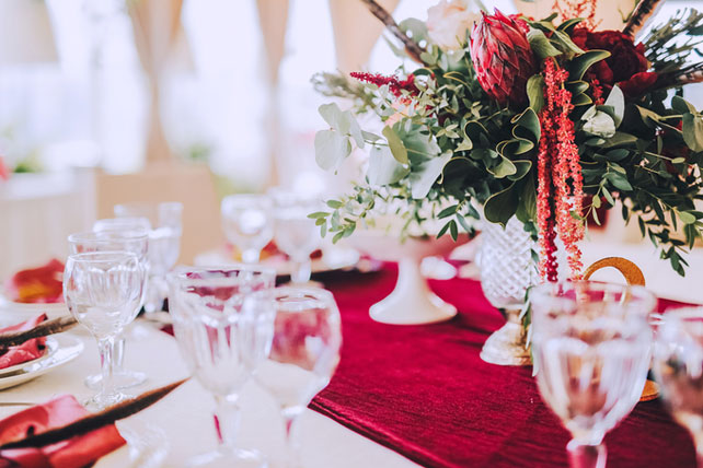 Дыхание бохо в цвете марсала, сервировка стола