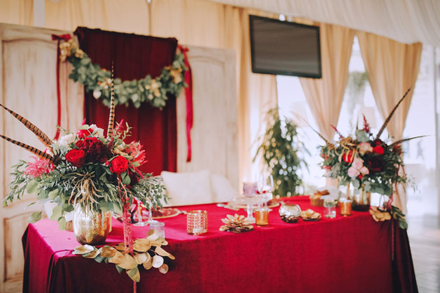 Дыхание бохо в цвете марсала, стол жениха и невесты