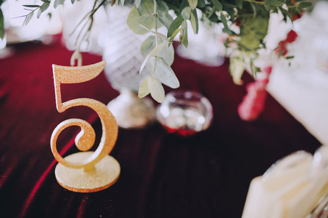 Дыхание бохо в цвете марсала, нумерация стола