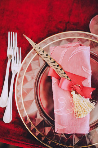 Дыхание бохо в цвете марсала, сервировка стола 