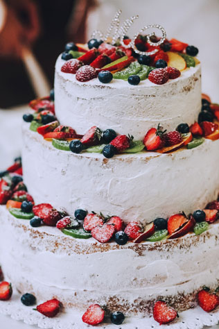 Дыхание бохо в цвете марсала, ягодный торт