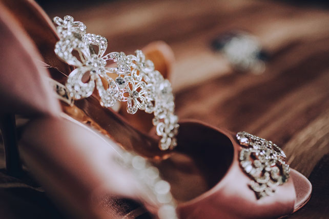 Дыхание бохо в цвете марсала, туфли невесты