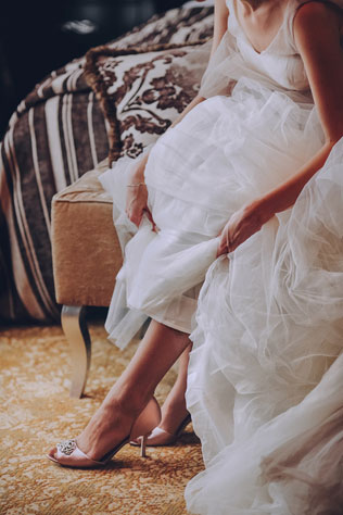 Дыхание бохо в цвете марсала, туфли невесты