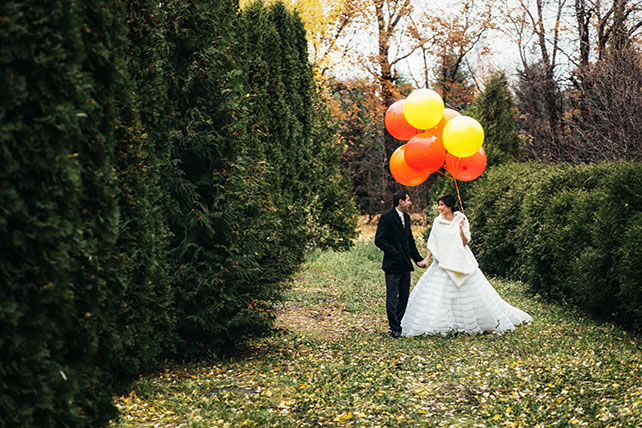 Большая греческая свадьба, жених и невеста в парке с большими шарами