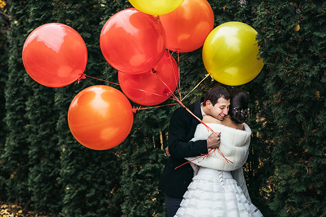 Большая греческая свадьба, жених и невеста в парке с большими шарами