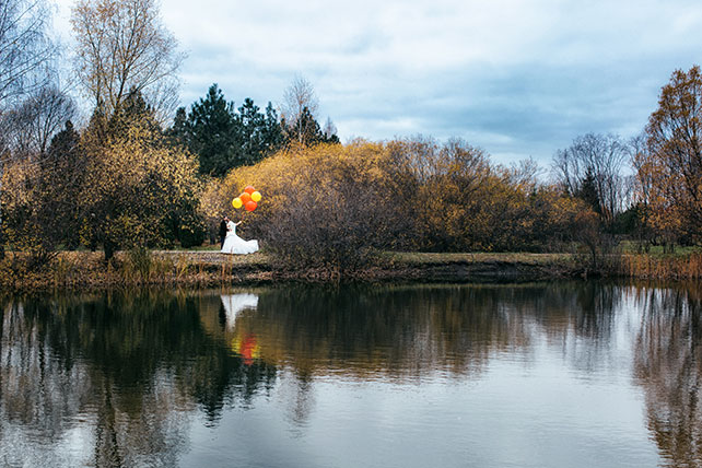 Большая греческая свадьба, жених и невеста в парке с большими шарами