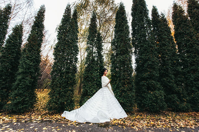 Большая греческая свадьба, невеста в парке